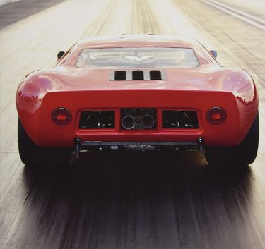 Gentlemen, Start Your Engines! The Bonhams Guide to Classic Race and Sports Cars Авт: Jared Zaugg Вид-во: Gestalten - фото 2